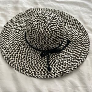Black and white beach hat